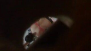 ಸ್ಟಾಕಿಂಗ್ಸ್‌ನಲ್ಲಿ ಅದ್ಭುತವಾದ ಕಪ್ಪು ಕೂದಲಿನ ಬೇಬ್ ಐಷಾರಾಮಿ ಮನೆಯಲ್ಲಿ ಅದ್ಭುತವಾದ BJ ನೀಡುತ್ತದೆ